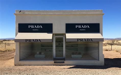 prada en el desierto|¿Qué hace una tienda de Prada en medio del desierto .